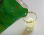 Молоко "Садовое" 2,5% натуральное пастеризованное наливаю в стакан