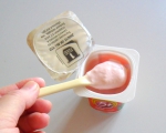 Йогурт "Растишка" клубника Danone на ложке