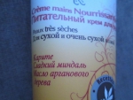 Вот такая надпись на русском языке на креме, продающемся в России