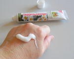 Крем для рук Bioton Cosmetics глицериновый "Ромашка" целебная вытяжка на руке