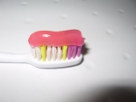 Детская гелевая зубная паста «Дракоша» малина, паста розового цвета