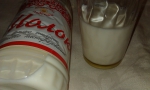 Молоко «Мамины ладошки» в бутылке и стакане