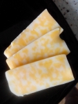 Нарезанные кусочки сыра