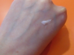 вид крема на руке