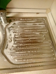 Использование чистящего средства на сушилке для посуды