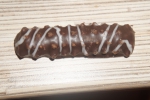 Печенье покрыто темной шоколадной глазурью