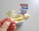 Продукт йогуртный пастеризованный Эрмигурт тропические фрукты 7,5% Ehrmann на ложке