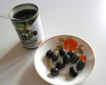 Маслины чёрные без косточек Olives pitted black Tadolive на тарелке