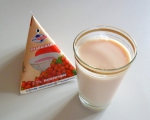 Клубничный молокосодержащий продукт "Агропродукт" в стакане