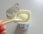 Йогурт "Растишка" живые бактерии, обогащённый кальцием и витамином D, Danone на ложке