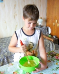 Внук делает крем для торта из кукурузных палочек