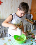 Внук делает крем для торта из кукурузных палочек