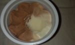 Мраморное мороженое во время поедания