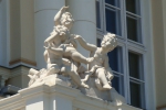 Скульптура на здании театра.