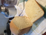в разрезе белый хлеб - не совсем остыл - немного смялся