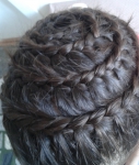 плетение кос в виде "коронки" на темные волосы