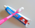 Зубная паста  Blend-a-med Анти-Кариес на зубной щётке