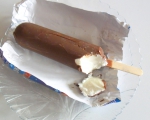 Эскимо сливочное с ароматом ванили в шоколадной глазури 8% "Снеговичок Егорка" Шин-Лайн на разломе