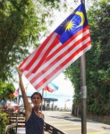 На обзорной площадке с флагом Малайзии