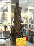 Статуя из обломков боеприпасов