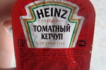 Соус - томатный кетчуп Heinz.