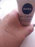 BB крем Nivea 5 в 1 "Идеальная кожа" увлажняющий ( нанесение крема)