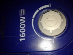 Эта кнопка включает пылесос, но если её повернуть, изменится мощность всасывания пыли.