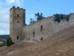 Крепостная стена с башней