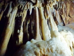 Необычные полупрозрачные сталактиты