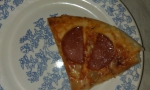 Пицца с колбасой Красная цена Готовая на тарелке