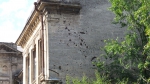 След от попадания снарядов (во время войны) на стене гимназии