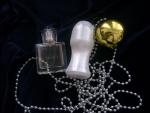 Шариковый дезодорант-антиперспирант Avon Cherish в компании с парфюмерной водой