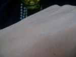 Шариковый дезодорант-антиперспирант Avon Cherish на руке