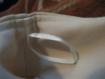 удобная петелька для того, чтобы повесить юбку на тремпель