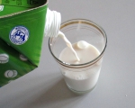Молоко Айналайын в стакане