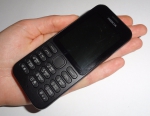 Мобильный телефон Нокия 215 удобно лежит даже в женской руке.