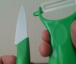 Ручка ножа матовая, а у овощечистки – глянцевая. Материал лезвия тоже отличается.