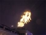 дед мороз в воздухе над рестораном в Казани