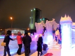 ледяные скульптуры и горки перед театром