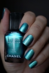 Chanel Azure #657 - в тени лак может быть оттенка морской волны