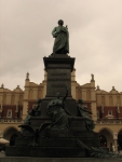 Площадь Главного Рынка в Кракове. Памятник Адаму Мицкевичу