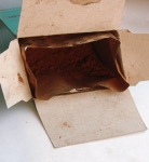 Вид на порошок какао "Золотой ярлык" в открытой упаковке