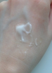 Распределение крема "Пре-макияж" по коже
