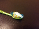 паста на зубной щетке