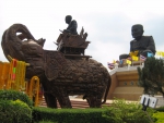 У подножья памятника установлены статуи слонов(символов духовной мудрости и стойкости Будды), вырезанных из красного дерева в натуральную величину