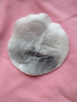 Ватный диск после удаления макияжа с помощью очищающего флюида Natura Siberica
