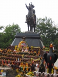 а территори комплекса есть статуя короля Монгкута, Рамы IV, изображенного верхом на коне.Как любителю петушинных боев ему и сейчас приносят разномастных петухов