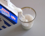 Молоко Простоквашино в стакане