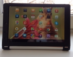 Планшет Lenovo Yoga Tablet 10 в режиме для просмотра видео