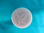 Логотип на колпачке бальзама для губ Yves Rocher "Черешня"